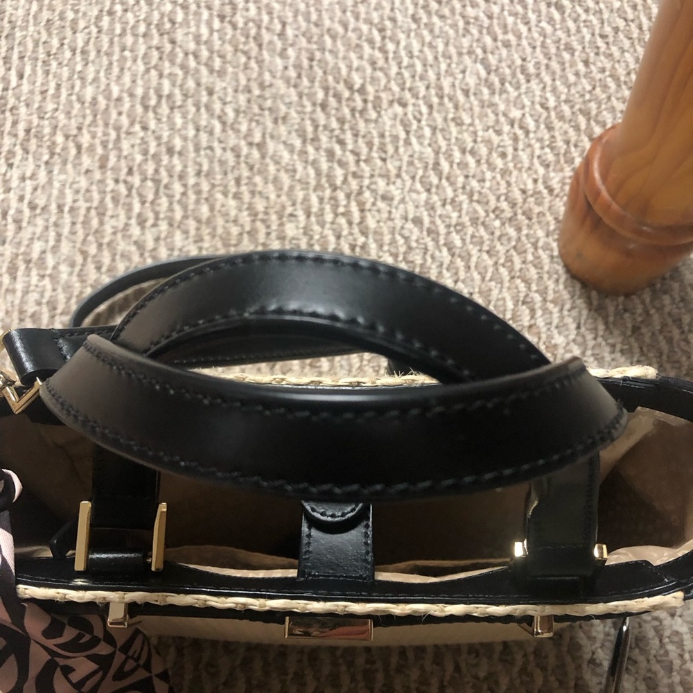 Elegant Black and Cream Handbag - Picture 8 of 13